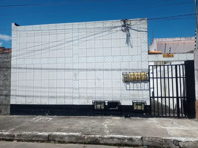 Alugo casa tipo kitnet R$- 450,00