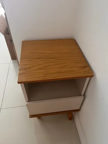 2 mesas de cabeceira com gavetas