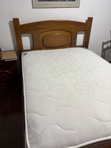 Cama de Madeira Maciça Semi-Nova