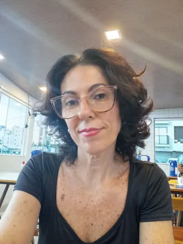 Cuidadora de idosos,com experiência e referência, trabalho com plantões diurnos.