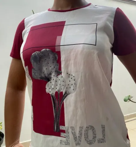 blusa feminina vinho e off-white com estampa moderna casual & estilosa
