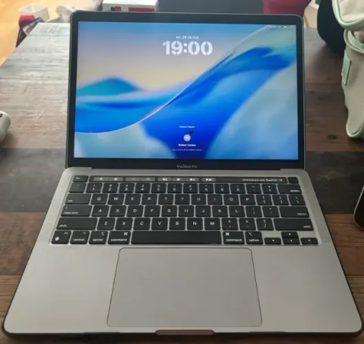 MacBook Pro 13, M2 2022: 8GB RAM, 256GB SSD, Space Gray e Carregador. 