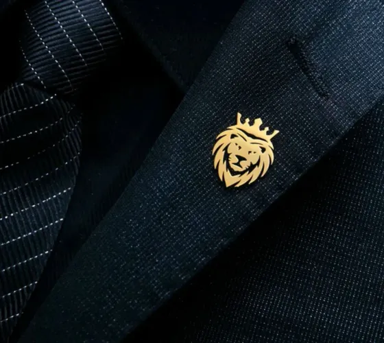 Broche para terno masculino ouro