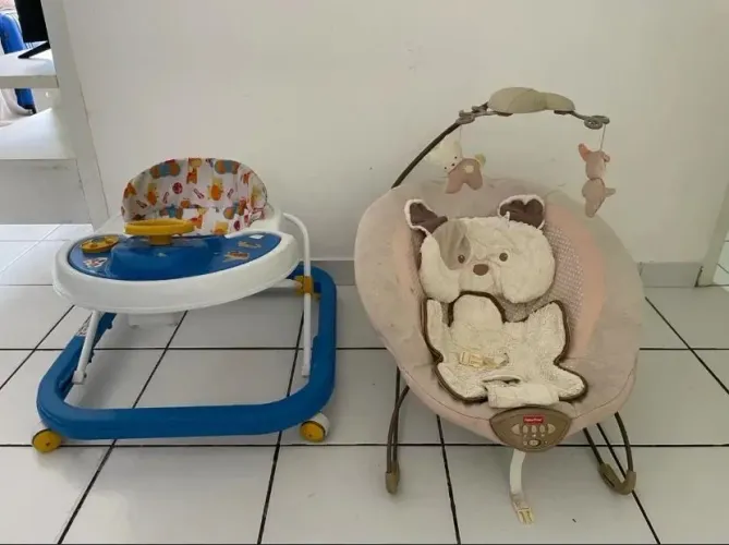 Andador infantil e Cadeira de descanso Fisher Price.