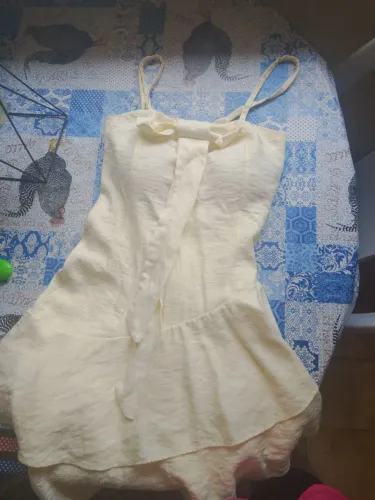 Vestido midi amarelo manteiga de alcinha com fechamento nas costas