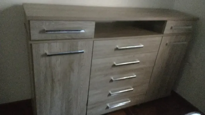 vende-se roupeiro, comoda e mesa de jantar com 4 cadeiras de madeira