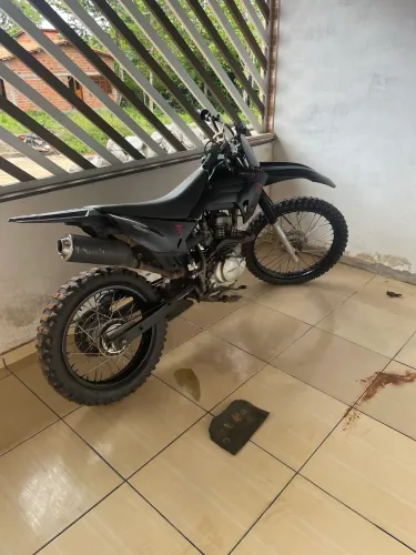 Honda Bros 150 com roupa de CRF