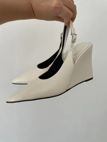 Scarpin Off White anabela Mindset (C&A) N.35