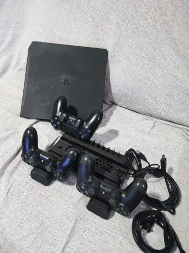 Ps4 Slim 1Tb 3 controle (Anápolis-Go) 