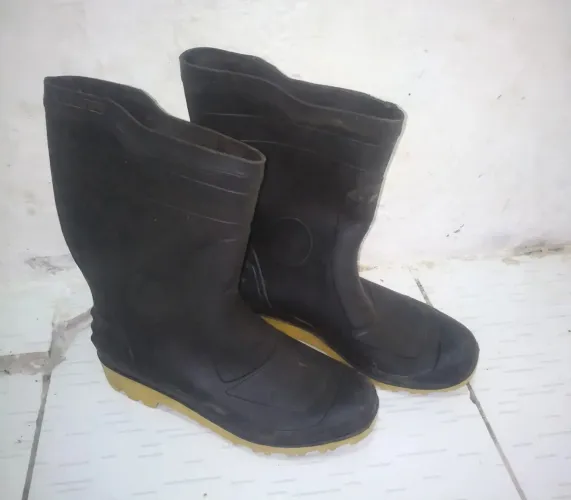 Bota de borracha cano medio
