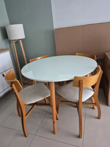 Linda mesa de jantar 4 lugares só  a mesa!!!
