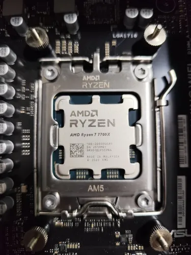 Asus Ayw Gaming B850 + Ryzen 7700X