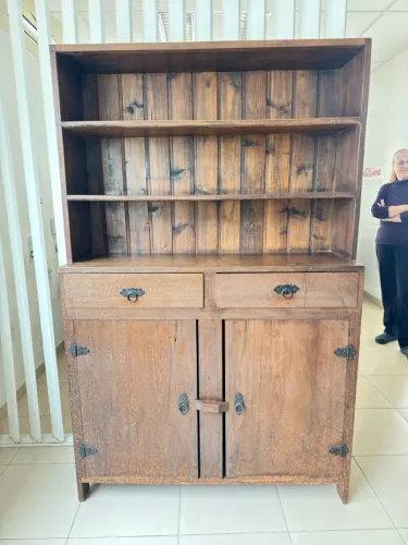 Armário louceiro vintage feito em madeira maciça 