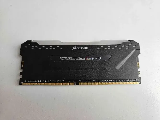 Memória RAM 16GB DDR4 3200Mhz CL16 Corsair Vengeance RGB PRO - Com defeito