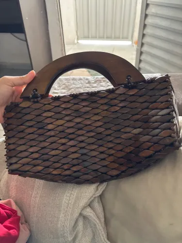 Bolsa Artesanal Madeira Chocolate Tipo Baú Alça Preta de Mão