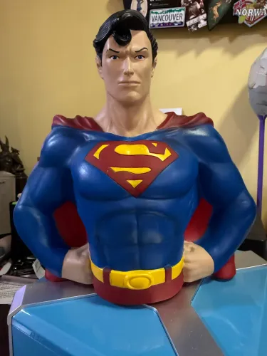Busto/Cofre Superman DC Comics - Monogram - 19cm - Colecionável