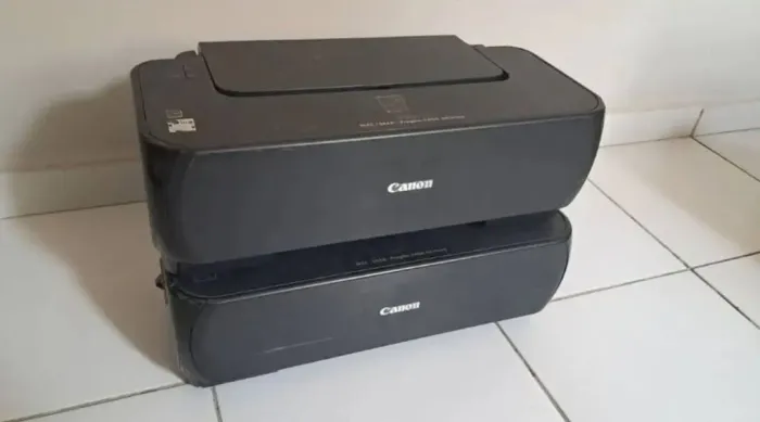 3 impressoras (2 Canon + 1 HP), provavelmente precise de reparo