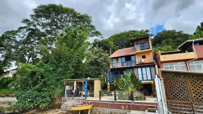 Casa Exclusiva Frente Mar com Trapiche Privativo no Ribeirão da Ilha de Florianópolis