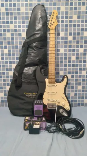 Guitarra com acessórios