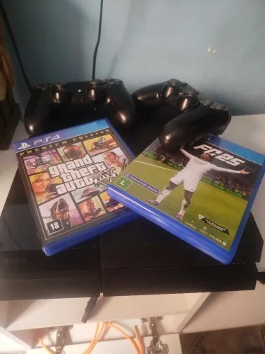 PS4 1T + 2 CONTROLES E 2 JOGOS ( FC 25 E GTA 5 ) 