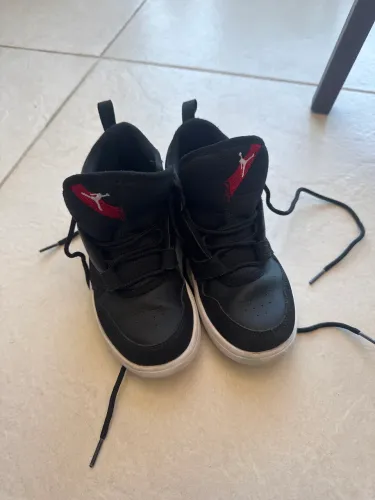 Nike jordan TAM. 32,5 semi novo para criança