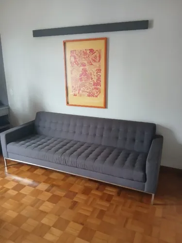 Sofá três lugares Oppa Design em tecido cinza grafite