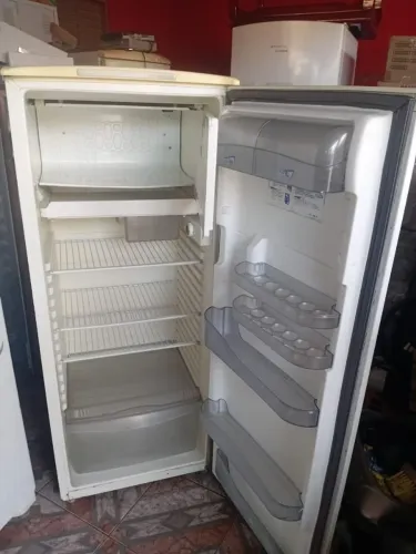 Geladeira Consul <br>Funcionando tudo ok<br>Força 220<br>Valor 400 reais
