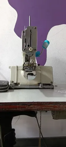 Máquina de botão brother funcionando perfeitamente, pronta para trabalhar.