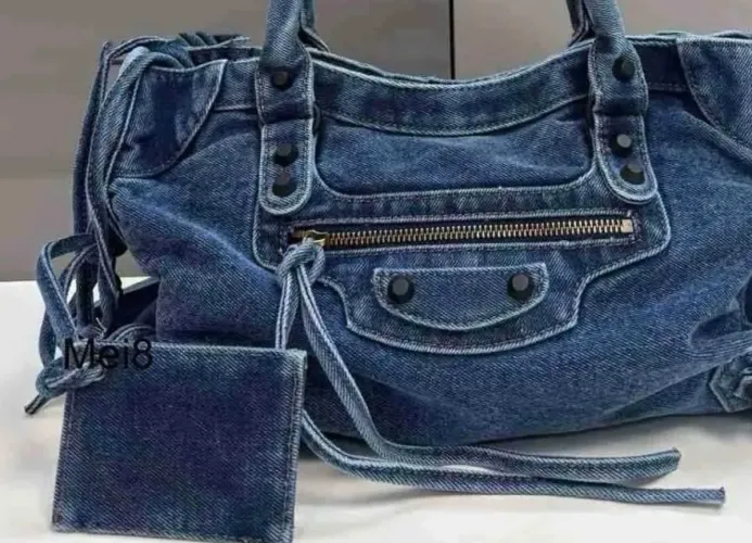 Bolsa saco jeans descolada Balenciaga