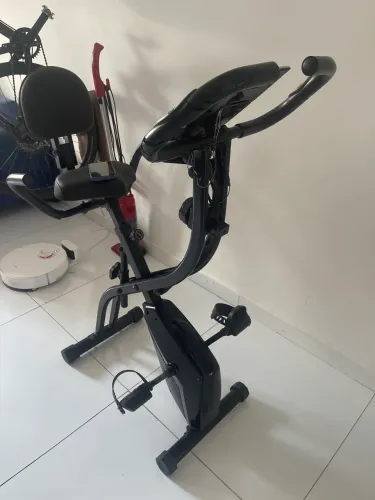Bicicleta Ergométrica Vertical Dobrável com Monitor LCD e Assento Ajustável