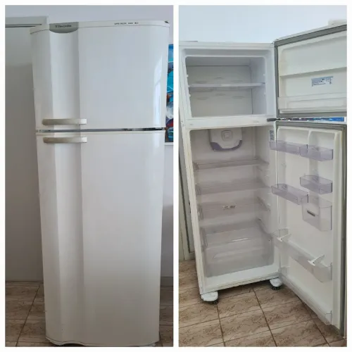 Vendo Geladeira Eletrolux DC49 gelando bem. Enorme 490 litros