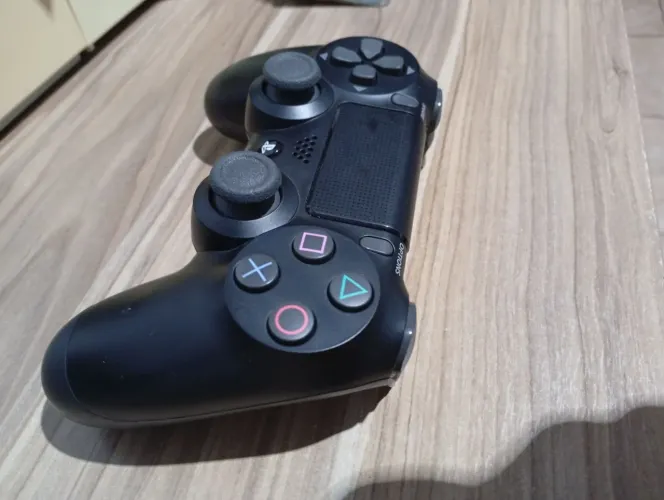 Vendo controle de ps4 novo 200 reais avista 230 parcelado no cartão