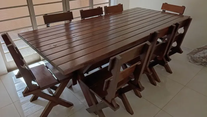 Vendo mesa com 8 cadeiras em madeira maciça, excelente estado de conservação.
