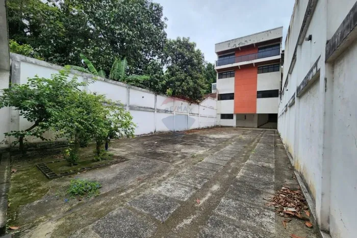 Ponto Comercial com amplo terreno e 783m² área construída, na Freguesia!