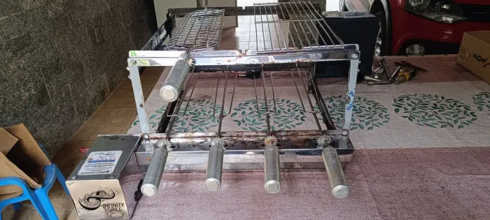 Motor e suporte rotatório para churrasqueira
