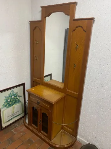 Móvel de madeira com espelho 