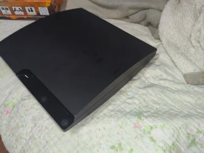 PLAYSTATION 3 COM 1TB + 2 MANETES