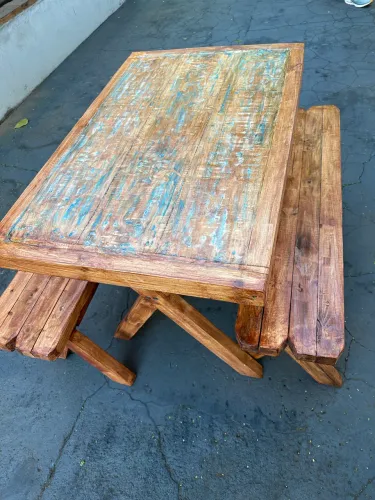 Mesa com bancos em promoção 