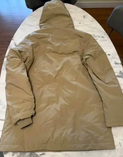 Jaqueta Uniqlo Parka bege impermeável