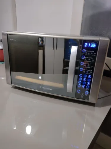 Microondas Electrolux Blue Touch 31 litros, inoxidável, Espelhado com Grill Dourador.