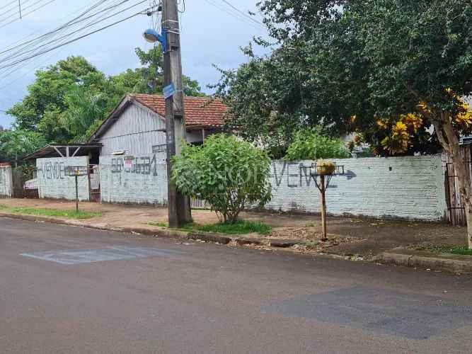 Terreno com 3 casas na Vila Progresso em Maringá