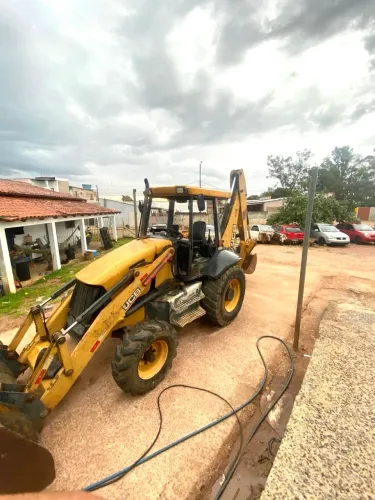 Vendo ou troco Retroescavadeira 