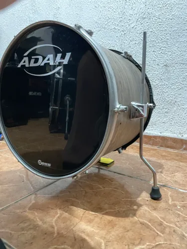 Bumbo Adah 16 - Ótimo - Com Courino abafador por cima da pele