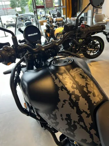 Himalayan Mana Black 450c preta