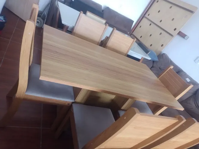 Vendo essa mesa MDF em ótimo estado de conservação com 6 cadeiras 