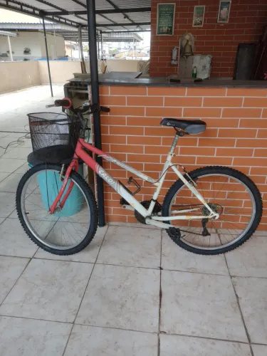 Bicicleta Caloi aro 26 com cestinha troquei 2 câmera ar e 2 pneus novos com 21 marchas top