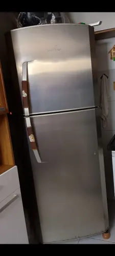 Geladeira em perfeito estado.