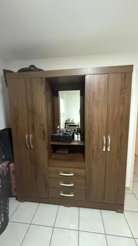 Guarda roupa marrom 
