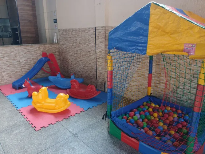 Aluga-se area baby com piscina e pula pula 