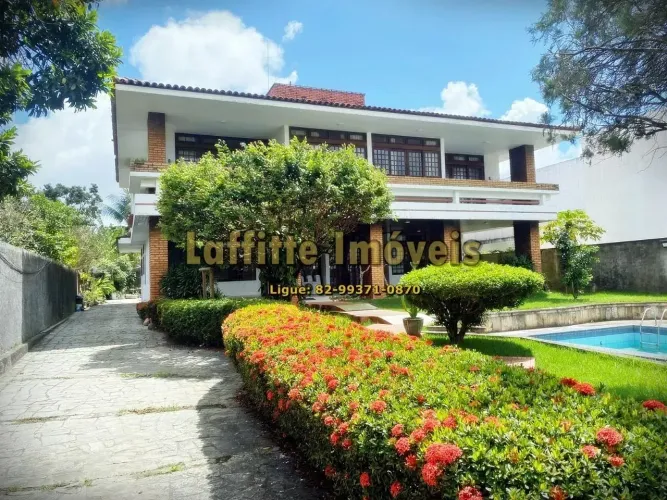 Casa de Alto Padrão em Rua Privativa | 600m² | 5 Suítes | Nascente